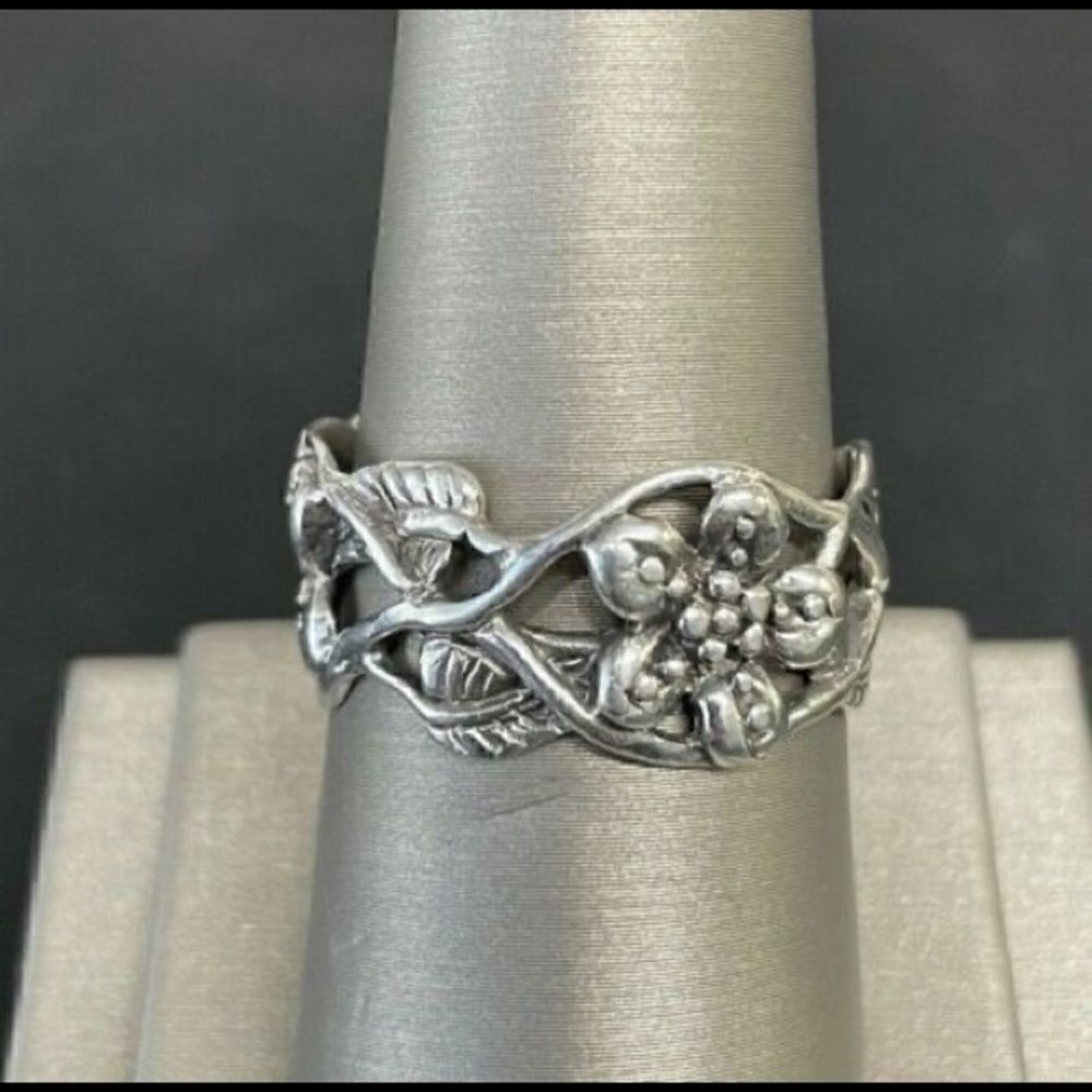Sarda Sterling Silver Bali Collection Band Ring - Picture 3 of 7
